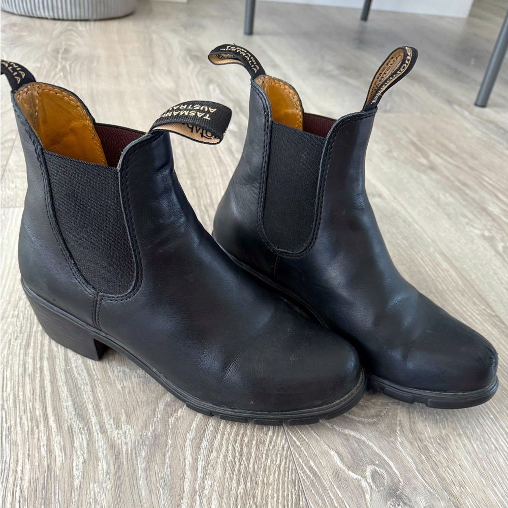 Women’s heeled blundstones size 9.5
